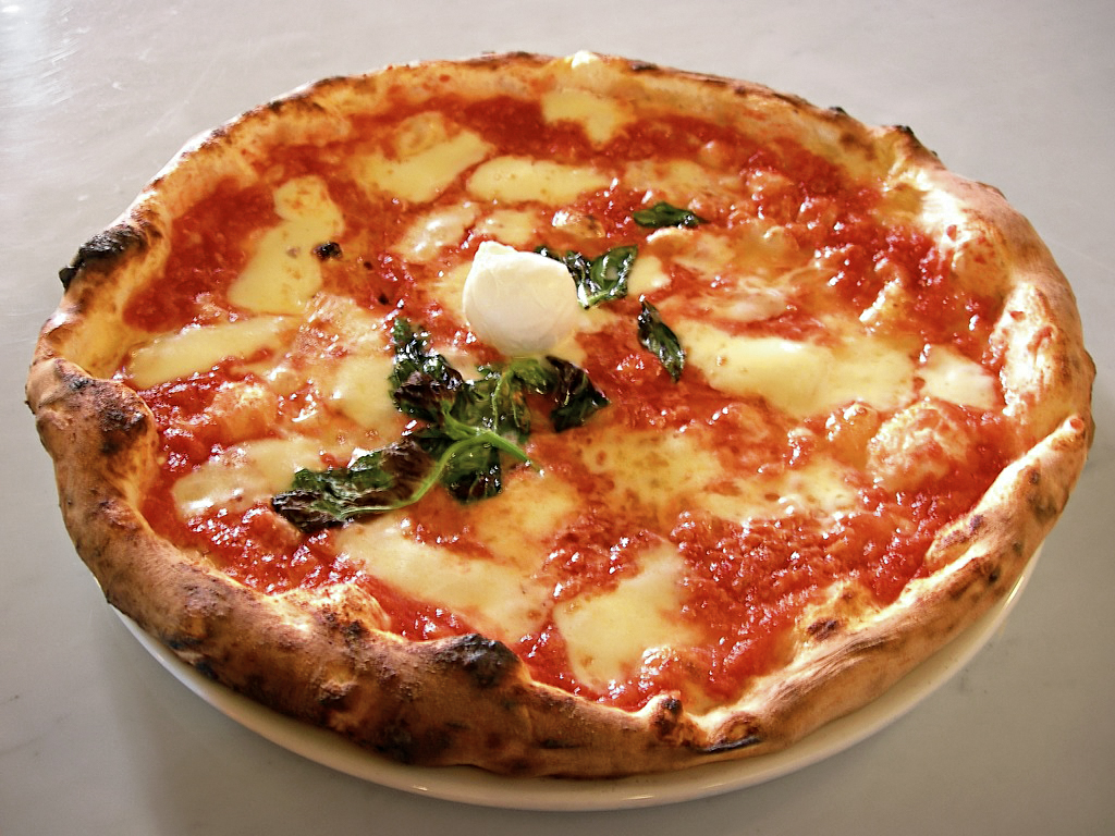 Pizza margherita z mozzarellą i bazylią