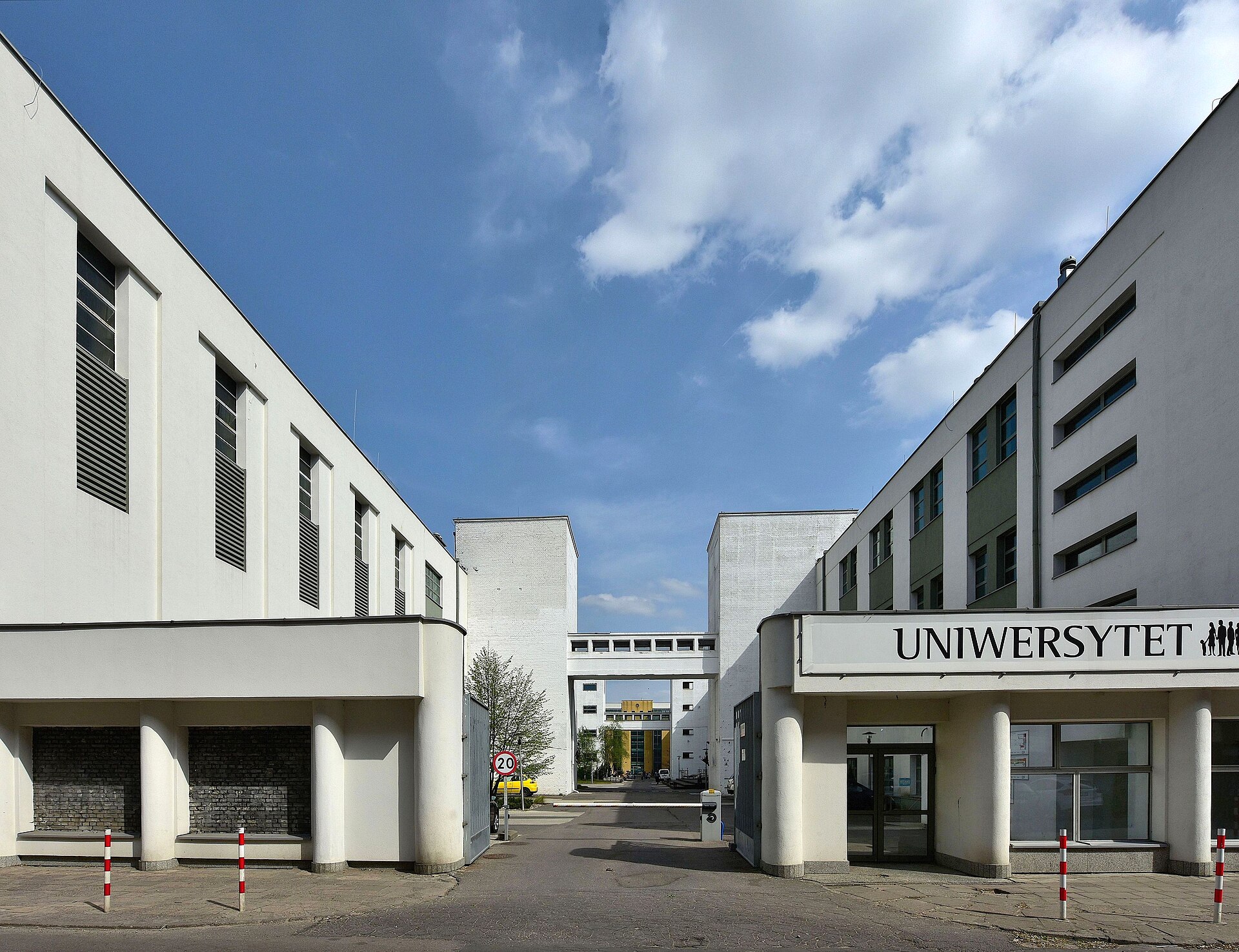 Budynek Uniwersytetu SWPS od strony ulicy Gocławskiej